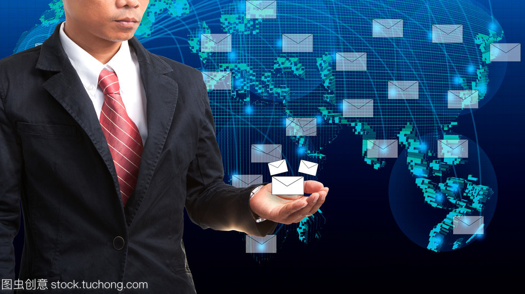 在手拿數(shù)據(jù)和信息的業(yè)務人